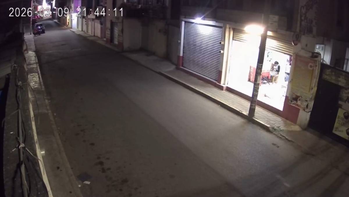 Tras consumar el robo, el individuo sale del local, sube nuevamente a la unidad y ambos escapan.