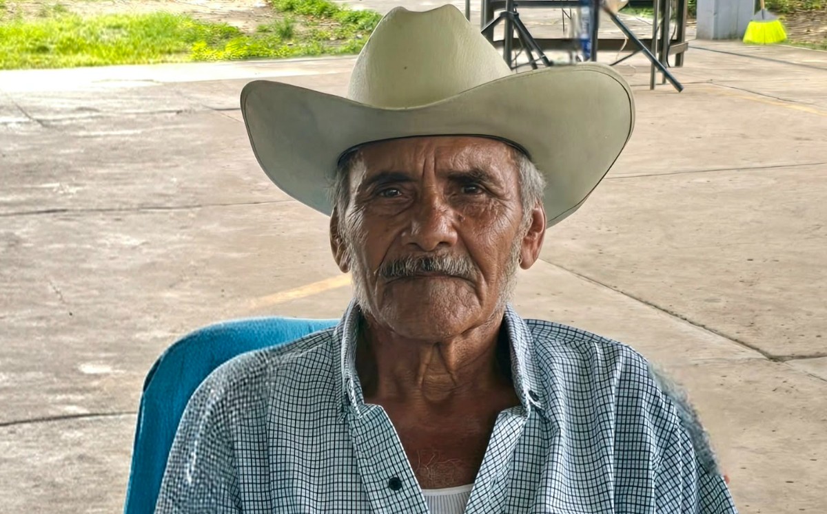 Don Rey Infante Martínez va en bici al cerro para cuidar a sus vacas. | Cortesía