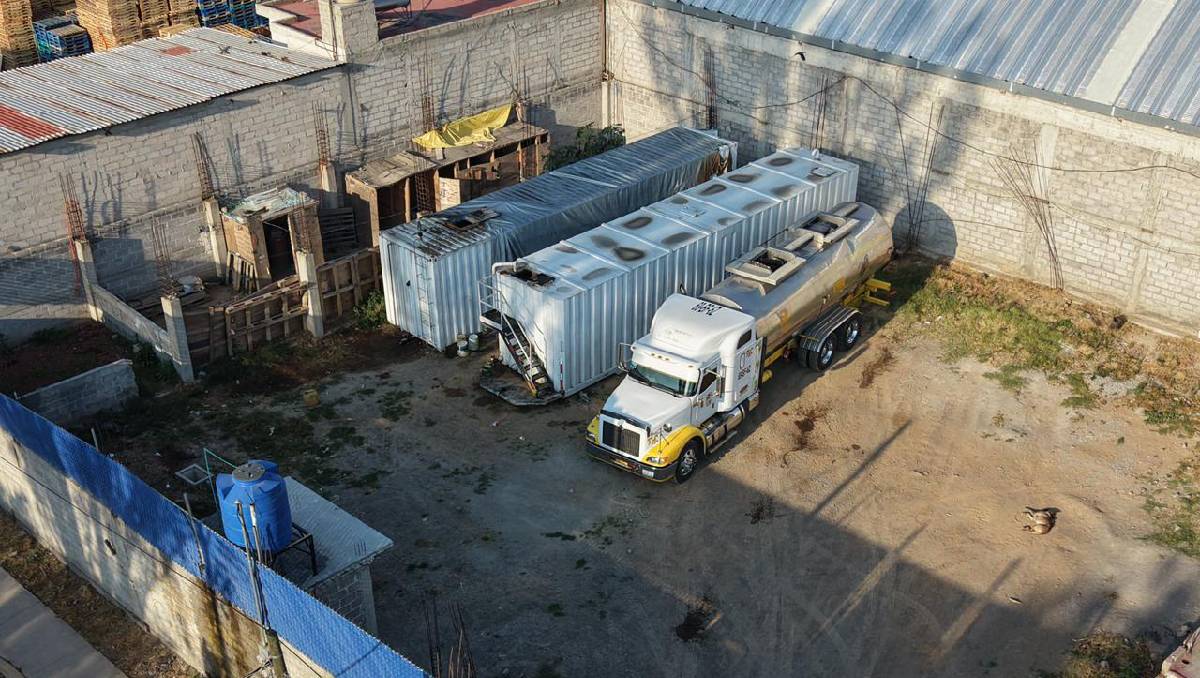 Elementos de Seguridad estatal y Pemex se encuentran en el sitio para asegurar el combustible robado. Foto: (Osvaldo Müller)