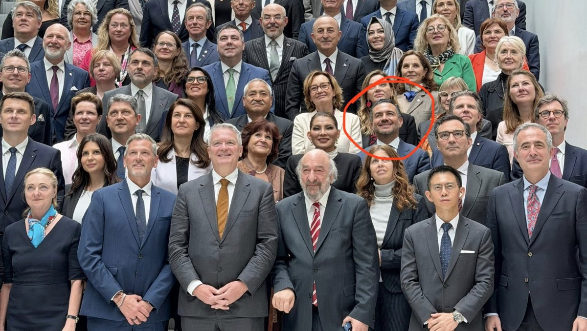 La fotografía de Yunes Márquez en una cumbre de París fue compartida en redes sociales. | X