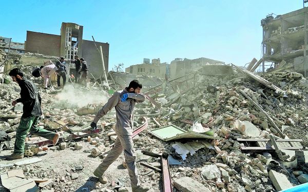 Inspecciones en las ruinas de una comisaría de policía de Teherán que recibió ataques a inicios de semana. VAHID SALEMI/AP