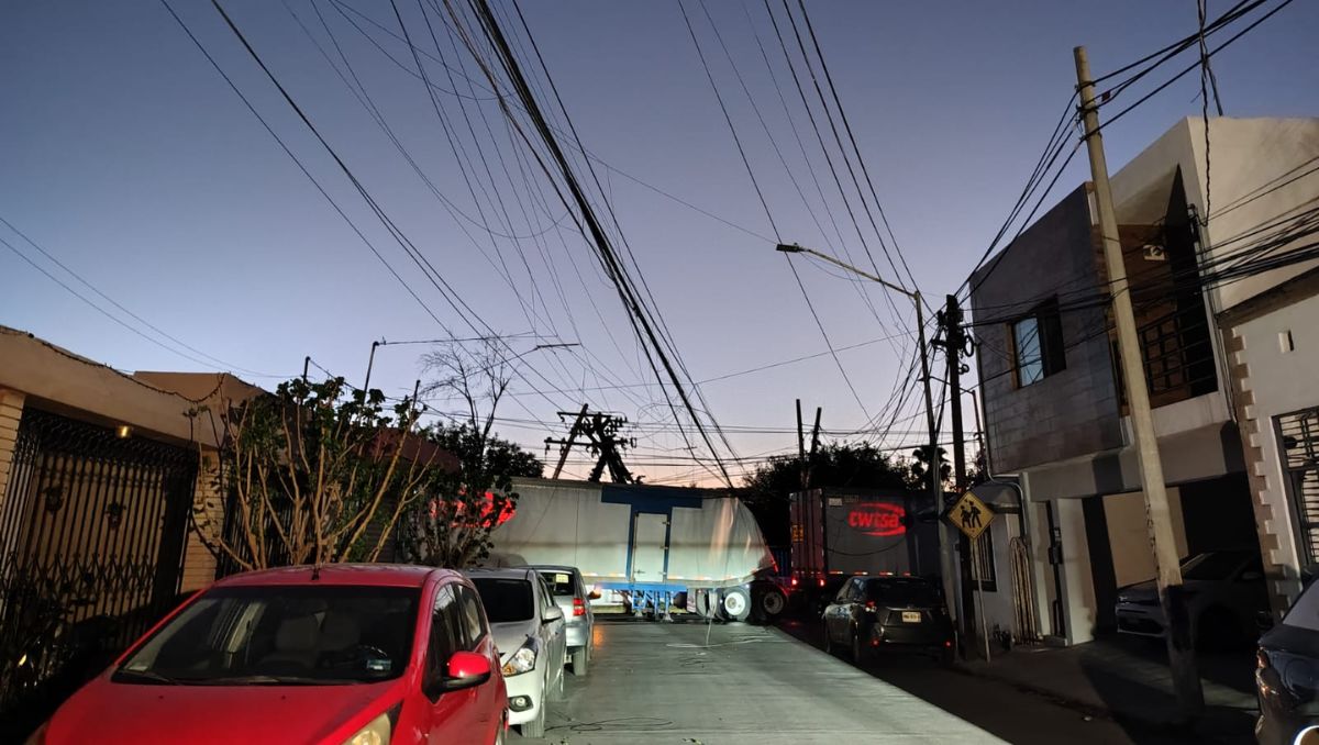Tras jalar el cableado, el camión provocó la caída de los postes | Agustín Martínez