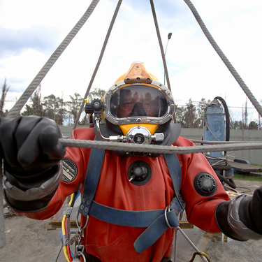 Julio César Cu Cámara de 65 años, único buzo de aguas negras del mundo