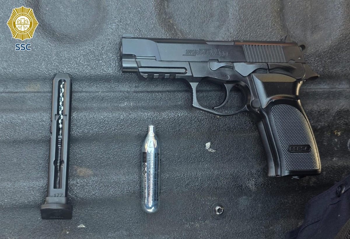 Las pistolas de3 balines funcionan con CO2 a presión.