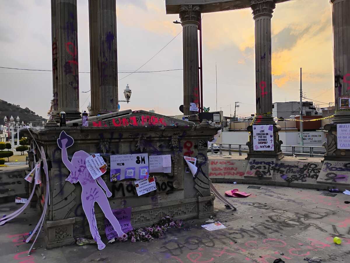 La marcha del 8M en Pachuca culminó en la Rotonda de los Hidalguenses Ilustres, donde se registraron actos de iconoclasia. (Alejandro Reyes)