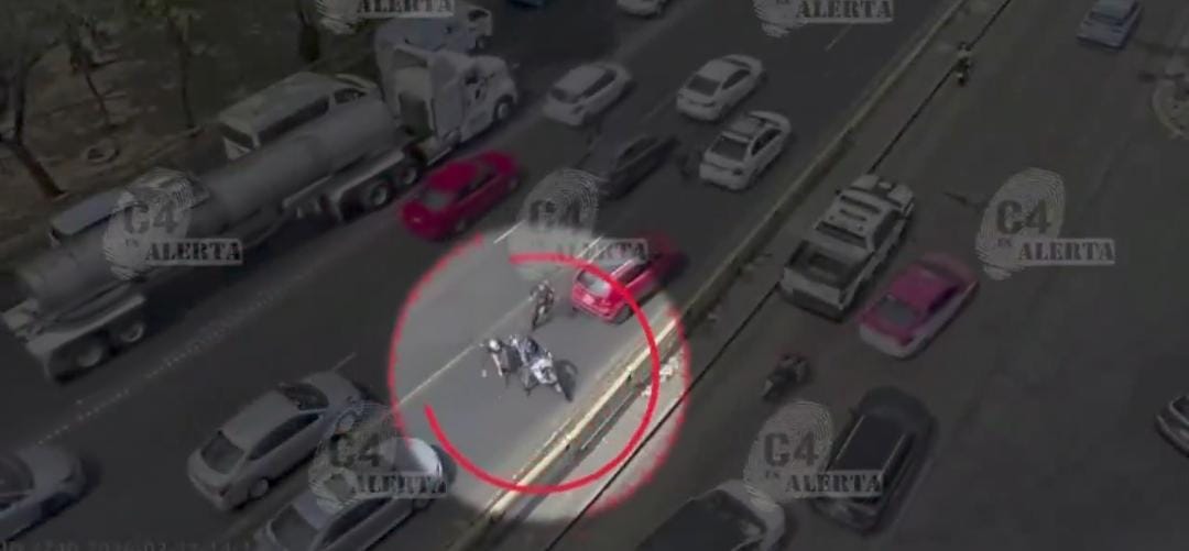 Policías de la SSC detuvieron a dos hombres implicados en el presunto robo.