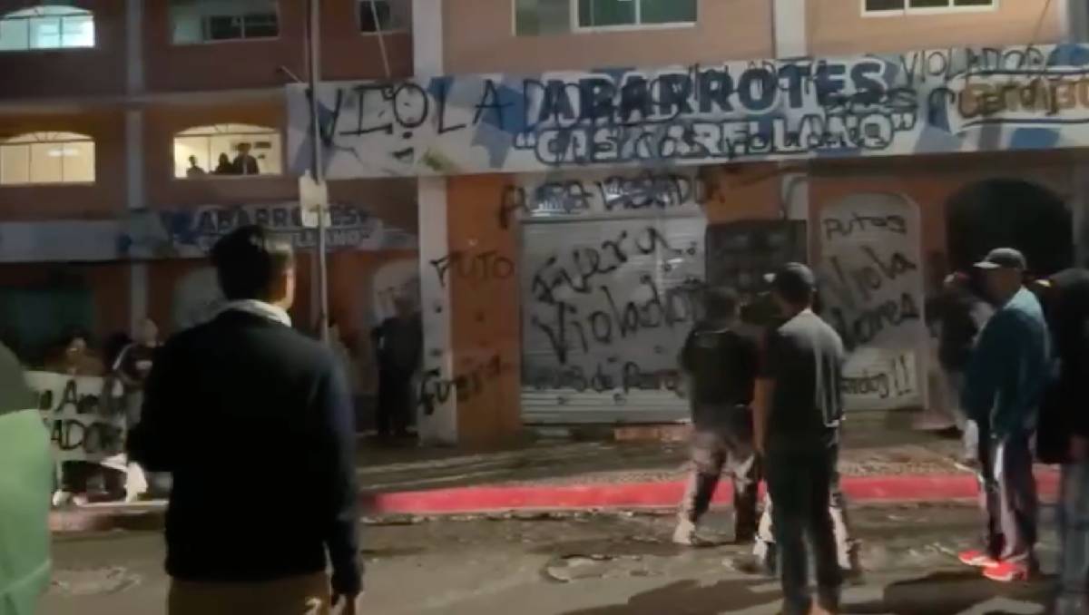 Vecinos pintaron y echaron tierra a una tienda de abarrotes en Ocoyoacac por relación con presuntos violadores. Foto: (Especial)