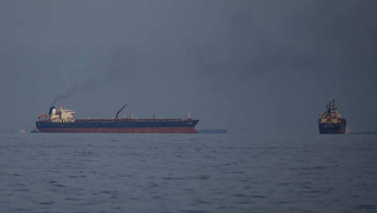 Al menos 19 buques comerciales en la zona habían resultado dañados. | AP