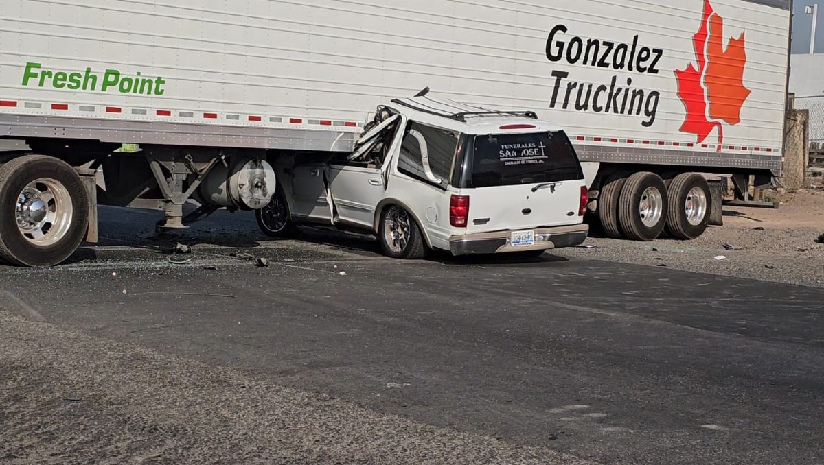 La carroza fúnebre quedó prensada en el tráiler sobre la carretera en Tlajomulco (Juan Carlos Munguía)