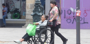 Las mujeres realizan el 75 por ciento de ese trabajo y dedican en promedio 37.9 horas semanales a cuidados no remunerados