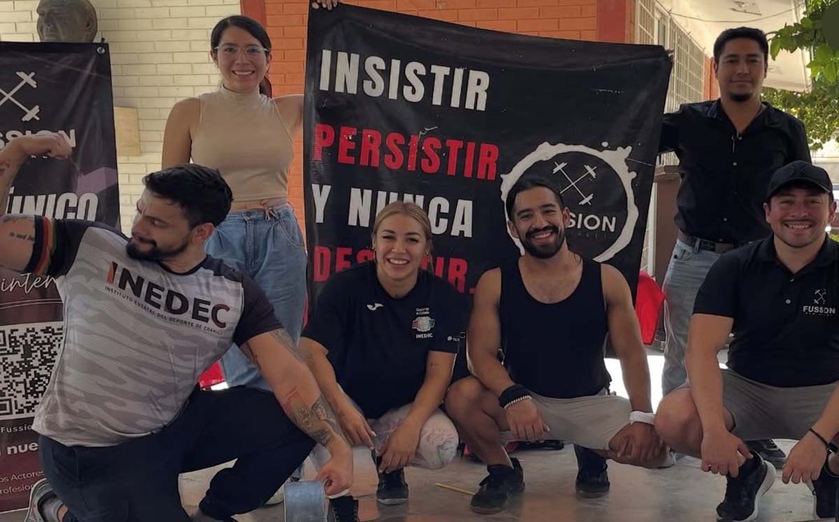 Entrenadores de halterofilia promueven el deporte en escuelas de La Laguna. | Foto: Especial