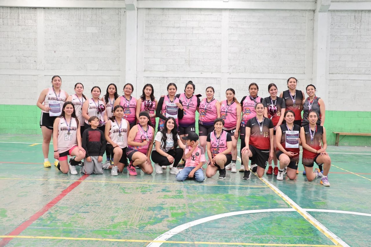 Equipos locales participaron en torneos femeniles de fútbol y básquetbol organizados en el marco del Día de la Mujer.