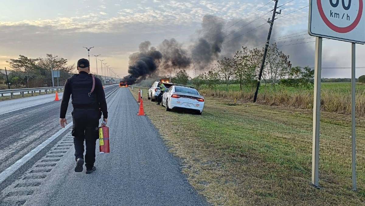Incendio de vehículo en carretera Tampico-Mante. (SSP)