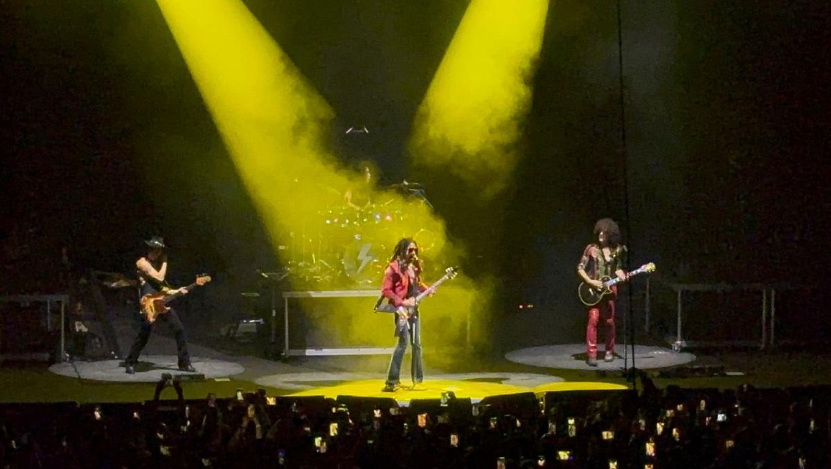 El intérprete aprovechó una de las “pausas” para bajar del escenario y estar con los fans. Tadeo Gómez