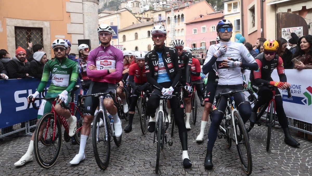 Isaac del Toro pierde el liderato en la Tirreno-Adriático; Van der Poel gana la etapa 4 (EFE)