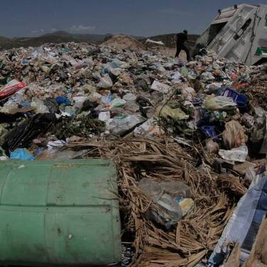 Un cielo vacío cubre un basurero repleto de toneladas de desechos.