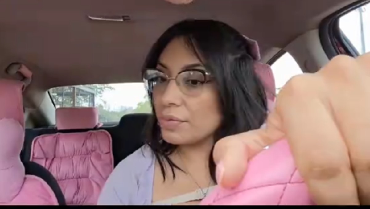 Mujer exige su bolsa a conductora de Uber tras olvidarla. | FOTO. TikTok osita_sugo