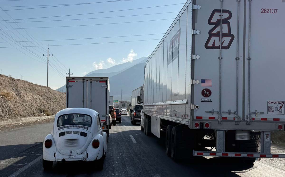 Reportan tráfico en carretera Saltillo–Monterrey por traileros dormidos. | Foto: Especial