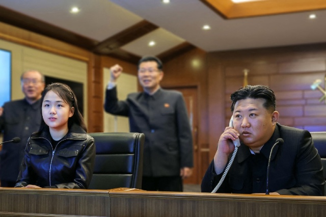 Revelan imágenes de la hija adolescente del presidente de Corea del Norte disparando. | AFP