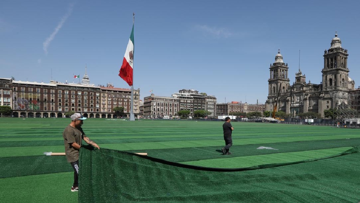 Zócalo de la Ciudad de México se transforma en una gran cancha de futbol en busca de un récord (Jorge Carballo)