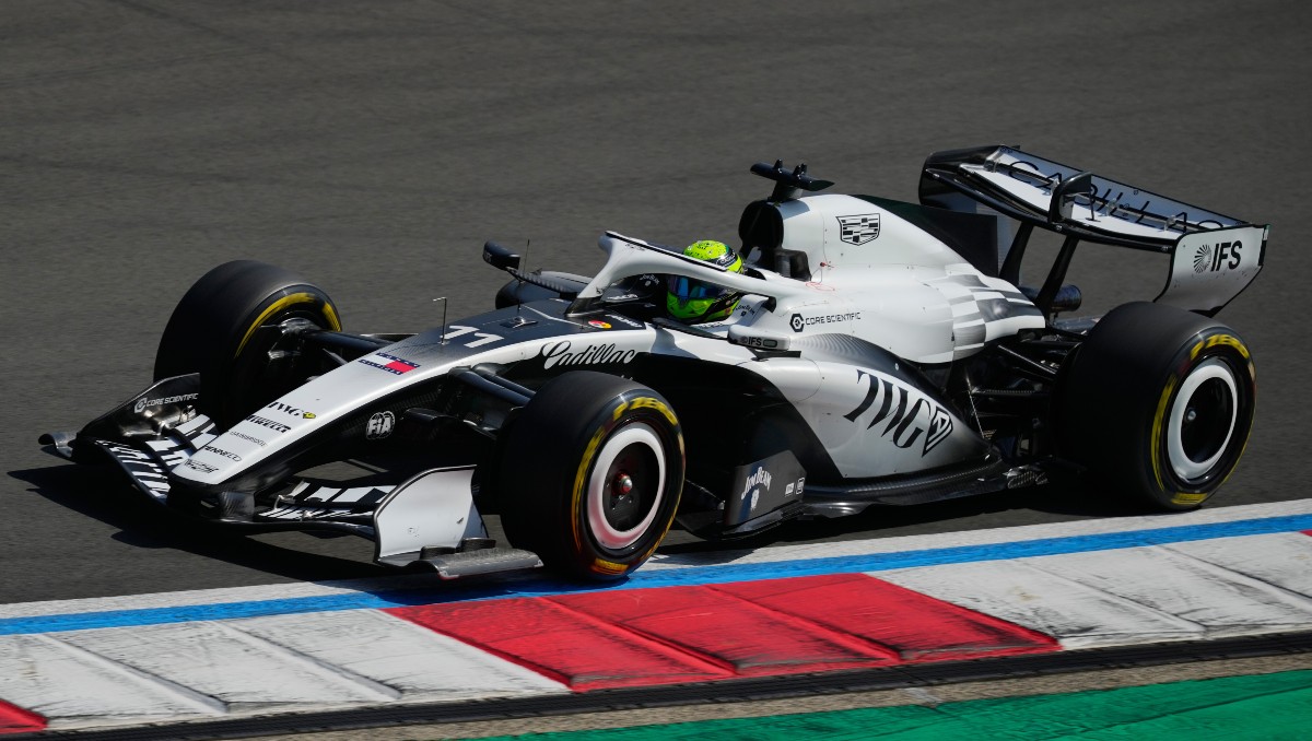 Checo Pérez es penalizado y termina en el lugar 19 de la sprint del GP de China (Reuters)