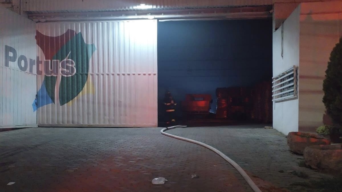 Elementos del Cuerpo de Bomberos realizaron maniobras para ingresar al inmueble. Foto: Facebook | Leones de fuego