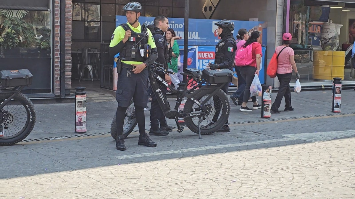 Elementos municipales acudieron a auxiliar a la joven víctima en el centro de la ciudad (Foto: Juan Carlos Munguía)