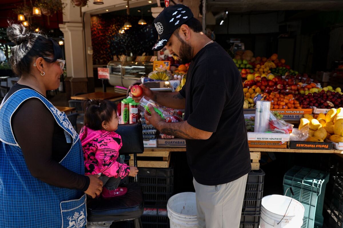 La frutería Pepe volvió a recibir a sus clientes. (Foto: Cuartoscuro)
