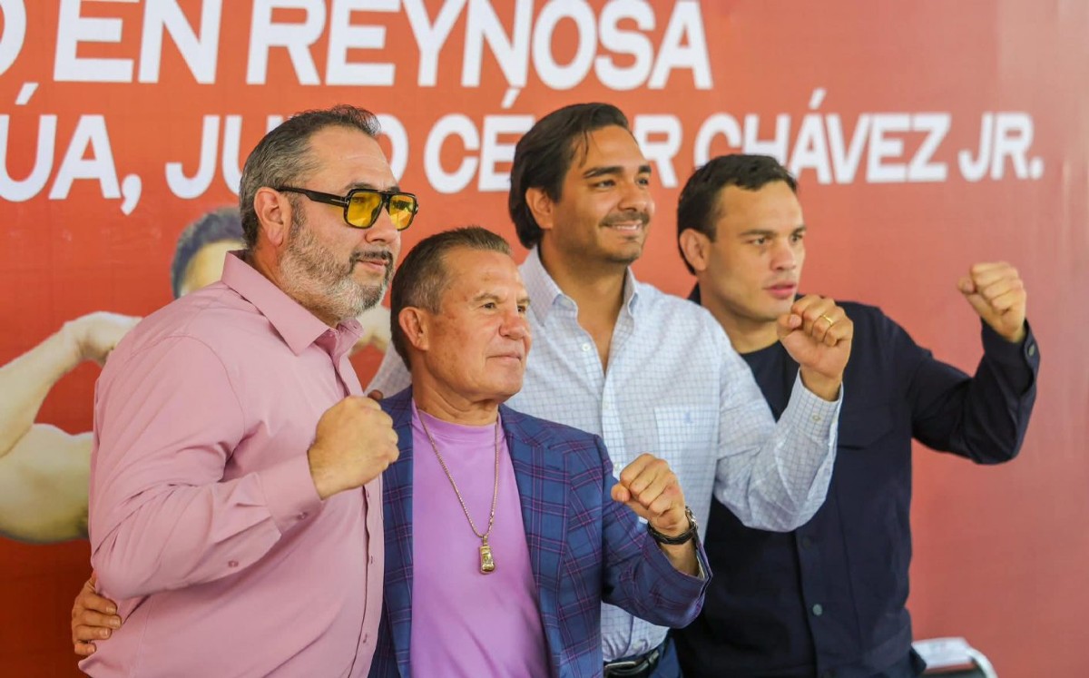 Julio César Chavez, junto al alcalde de Reynosa, Carlos Peña Ortiz y Julio César Chavez. | Cortesía