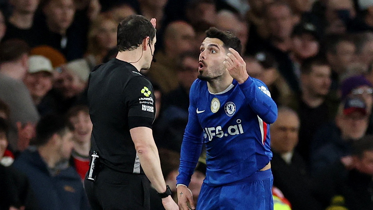 Pedro Neto enfrenta suspensión y multa por mala conducta (Reuters)