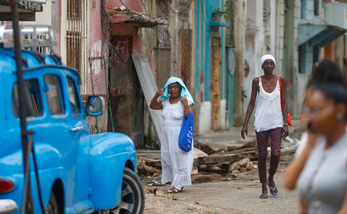 Personas caminan por una calle de La Habana, Cuba. (EFE/Yander Zamora)