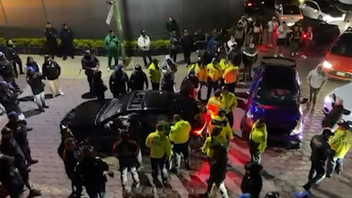 Los policías encapsularon a los automovilistas que presuntamente participaban en estas carreras. | Foto: Especial