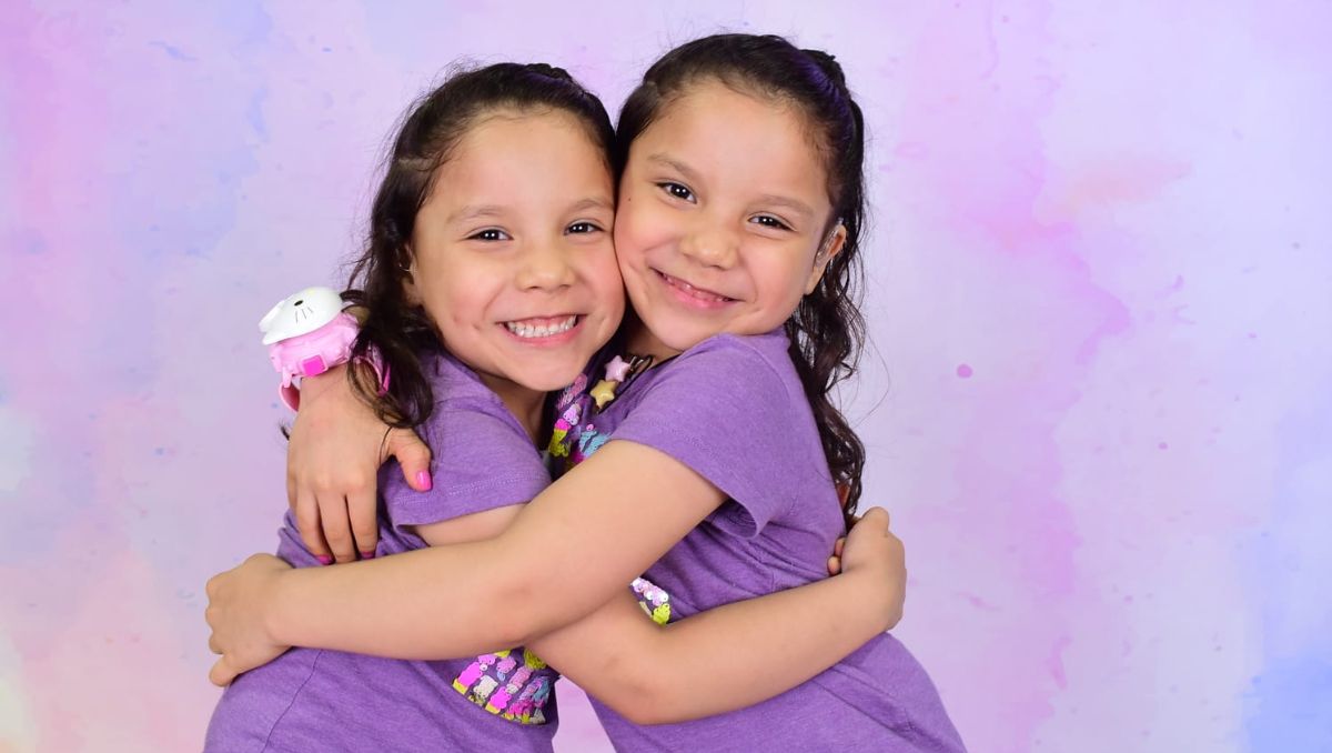 Desde hace 3 años las gemelas comenzaron a presentar indicios de pérdida de su capacidad de escuchar. Especial