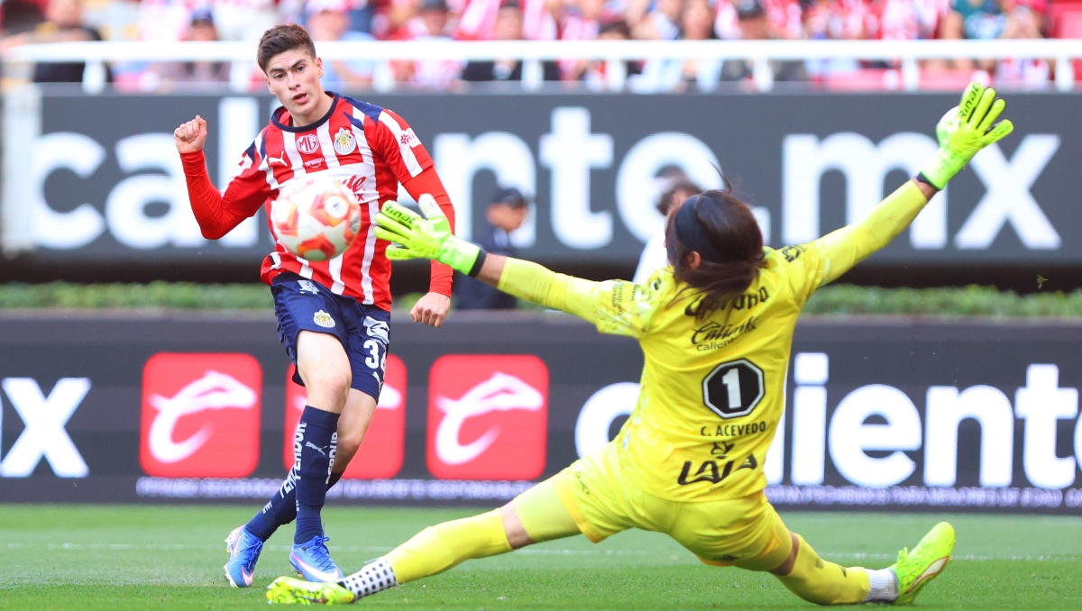 Chivas supera al Santos Laguna con doblete de la 'Hormiga' González (Imago7)