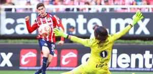 Chivas venció a Santos con un doblete de Armando González y uno más de Ricardo Marín para mantenerse peleando en los primeros lugares