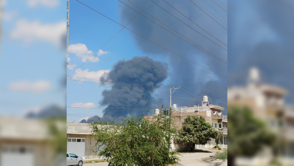 La columna de humo del incendio se aprecia desde diferentes puntos de Tonalá (Omar Valdez)