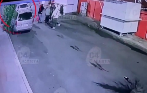 Los elementos de seguridad les aseguraron un automóvil en el que se trasladaban y una pistola. (Foto: especial)