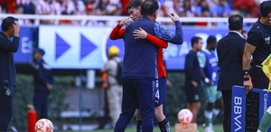 El técnico del Guadalajara destacó la humildad de su delantero para mejorar día a día, situación que lo ha llevado a ser el goleador del Guadalajara