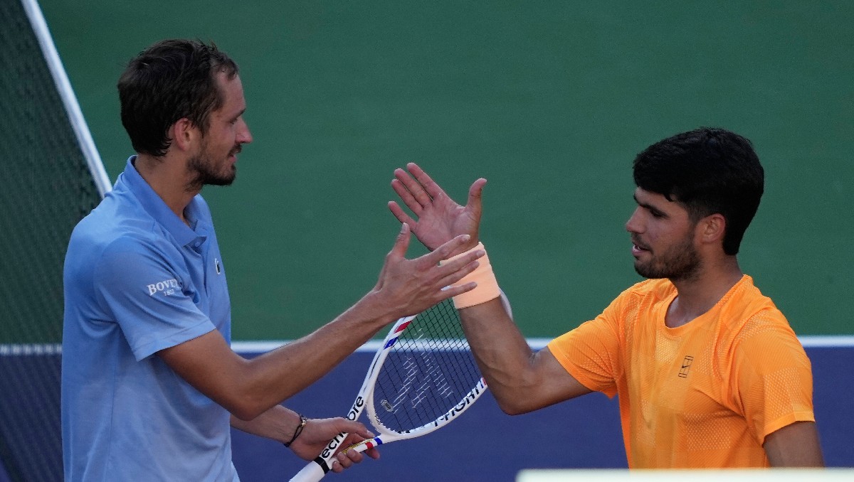 Medvedev acaba con la imbatibilidad de Carlos Alcaraz y avanza a la final de Indian Wells (AP)