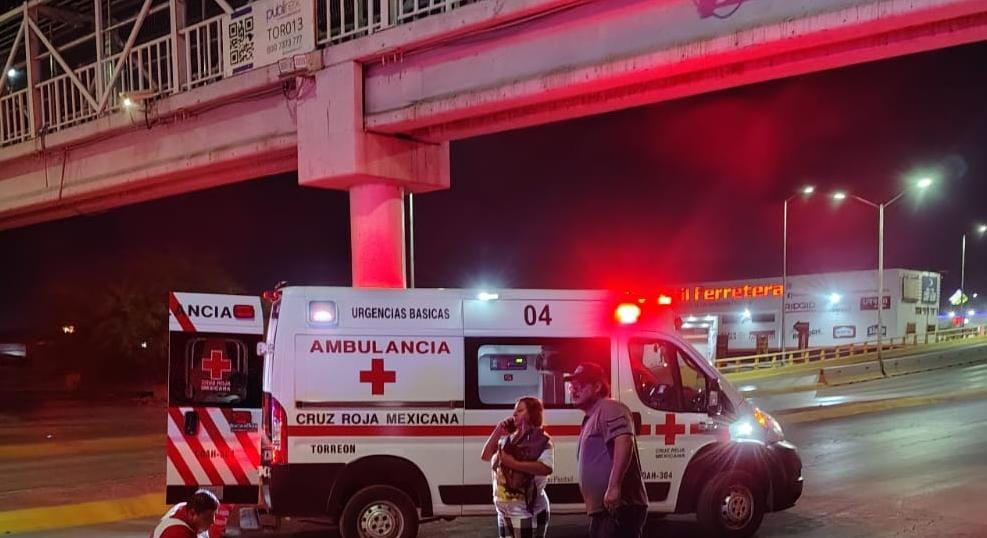 En Torreón, BMW choca contra poste y lo derriba. | Milenio Policía