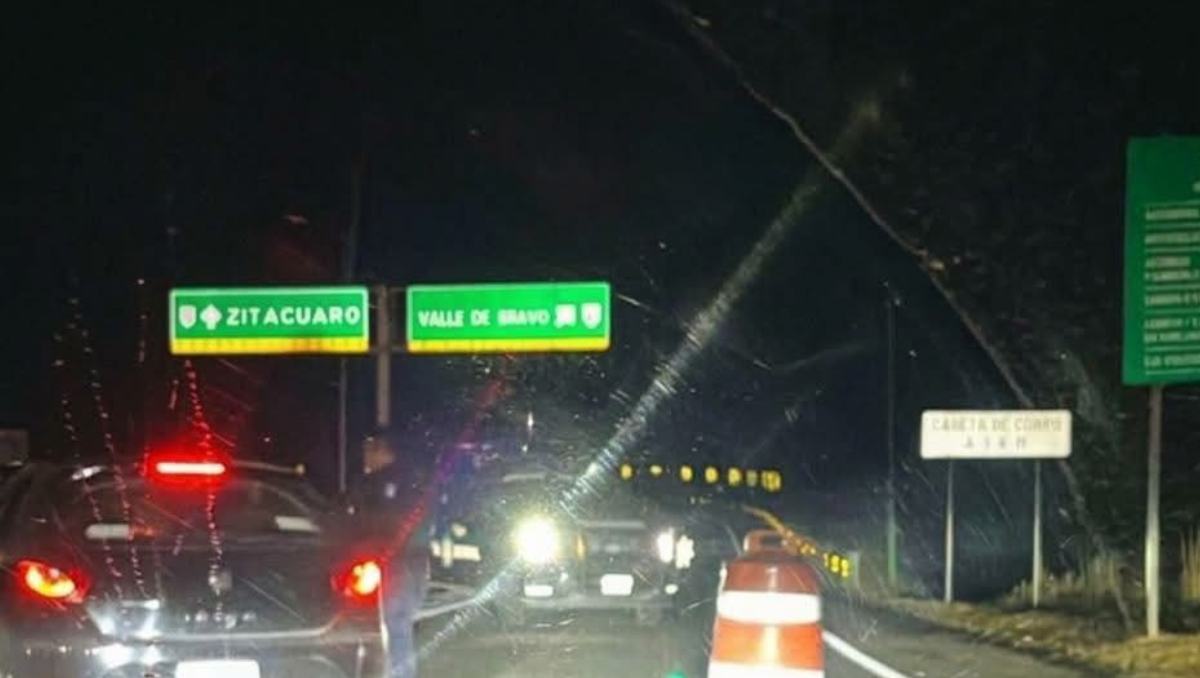 Dos vehículos colisionaron a la altura del kilómetro 44, en la zona de Polvillos, municipio de Amanalco. Especial