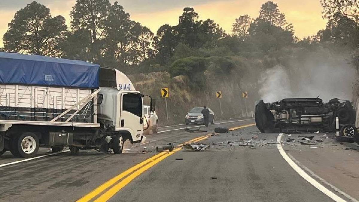 Autoridades solo lograron rescatar a dos personas con vida tras el accidente en Valle de Bravo. Foto: (Especial)