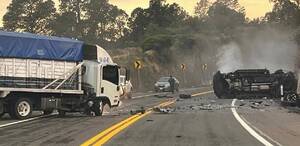 Autoridades solo lograron rescatar a dos personas con vida tras el accidente en Valle de Bravo. Foto: (Especial)