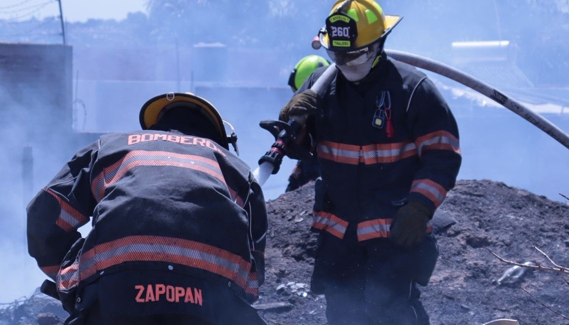 Bomberos de Zapopan lograron sofocar las llamas que incendiaron una vivienda improvisada (Foto: Cortesía)