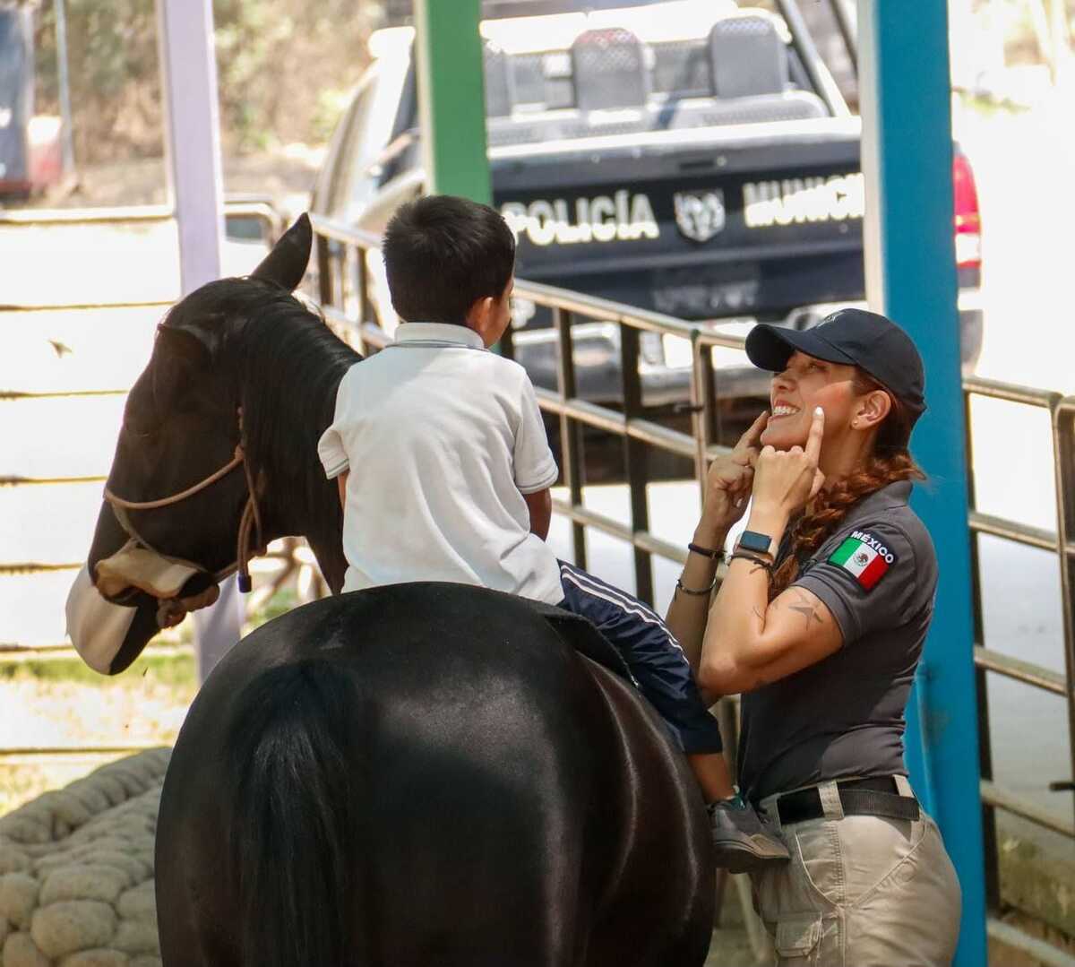 En el bosque Colomos brindan equinoterapia a niños y niñas. ( Cortesía)