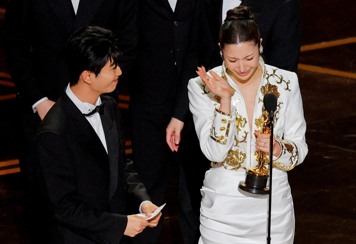 EJAE se conmociona tras ganar el premio Oscar a Mejor Canción Original por Golden