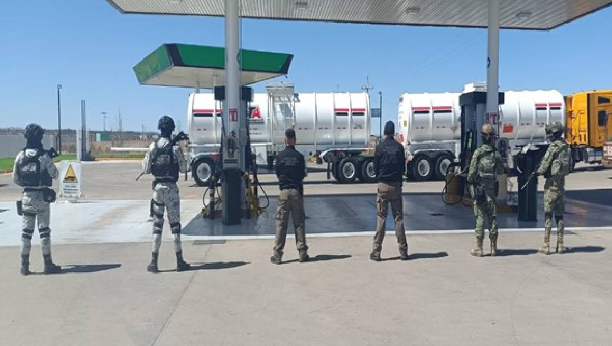 Elementos de la Defensa y Guardia Nacional colaboraron en el aseguramiento del combustible. Foto: (Especial)