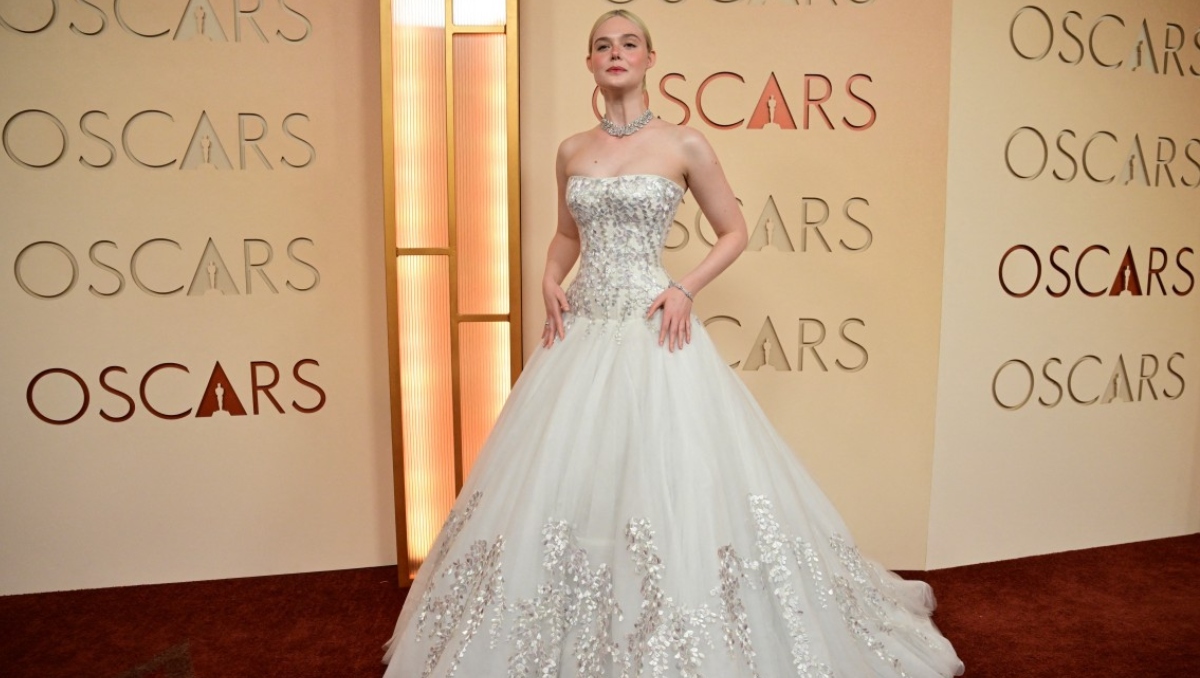 Elle Fanning, look en la alfombra roja de Oscars 2026, AFP