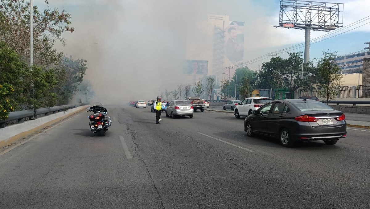 En el lugar se encuentran autoridades combatiendo el fuego y apoyando en el tráfico. Foto: Lolita Lastra
