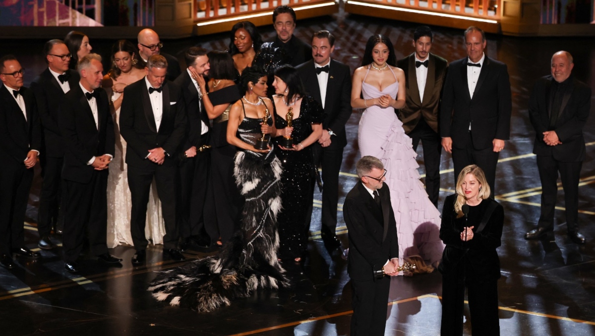 El equipo completo de One Battle After Another en el escenario de los Oscasr 2026